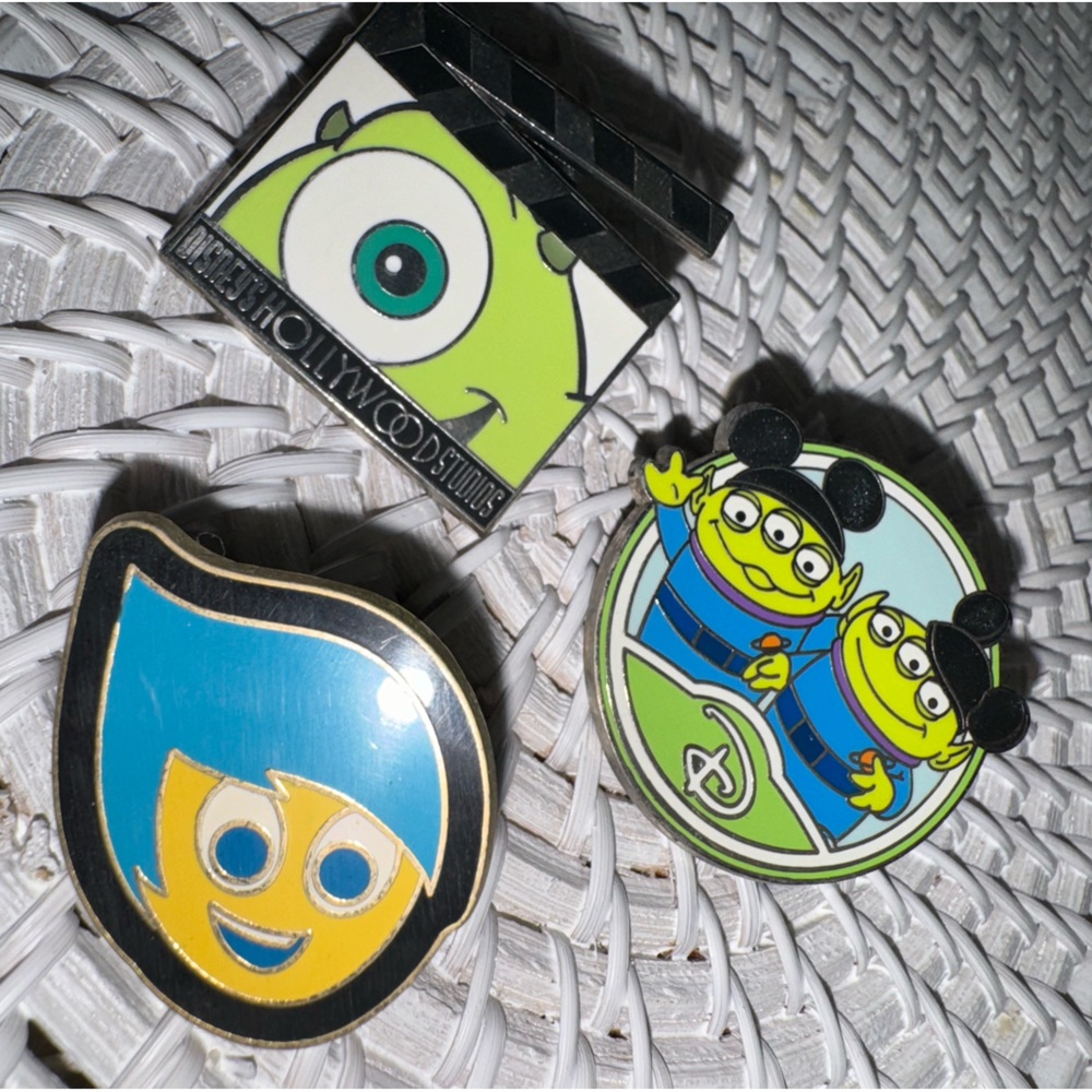 Disney Trading Pins : random set of pins